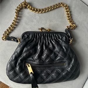 Marc Jacobs "Little stam bag" in black leather. Leather is in good condition.